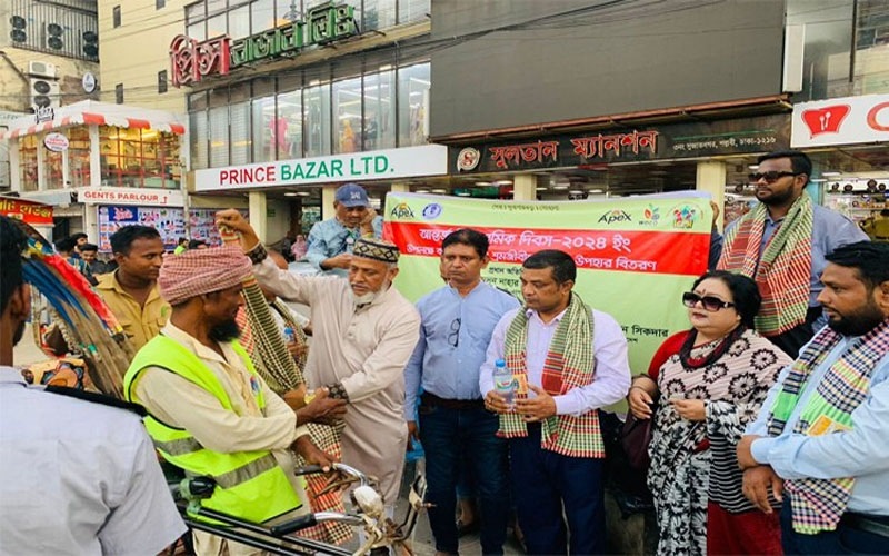 স্বেচ্ছাসেবী সংস্থা এপেক্স ক্লাবের উদ্যোগে শ্রমজীবী মানুষের মধ্যে উপহার সামগ্রী বিতরন